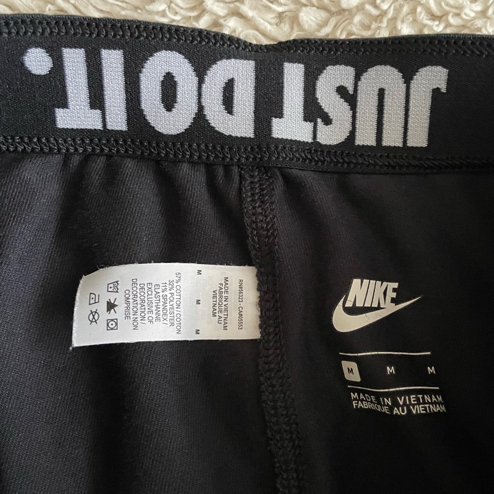 Nike Sportswear Essential High Rise Leggings - Picture 7 of 10